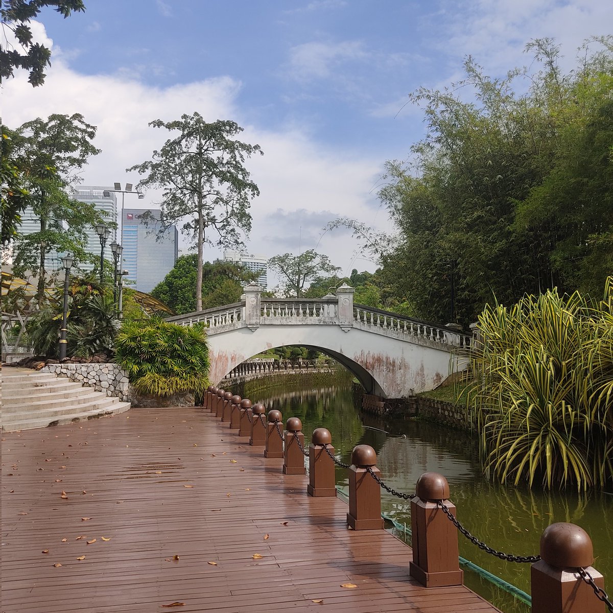 SphereMY_'s tweet image. Senarai taman² riadah di sekitar KL yg boleh dicapai KURANG 15 MINIT BERJALAN KAKI dari stesen MRT, LRT, Monorel &amp;amp; BRT 🌲🚇

1. Taman Tasik Perdana
🚆 Stesen: MRT Muzium Negara (Pintu B)
🚶Jarak: 350m
⏱️ Masa: 5 minit
🟢 : Mesra pejalan kaki antara stesen dengan taman

[BEBENANG]