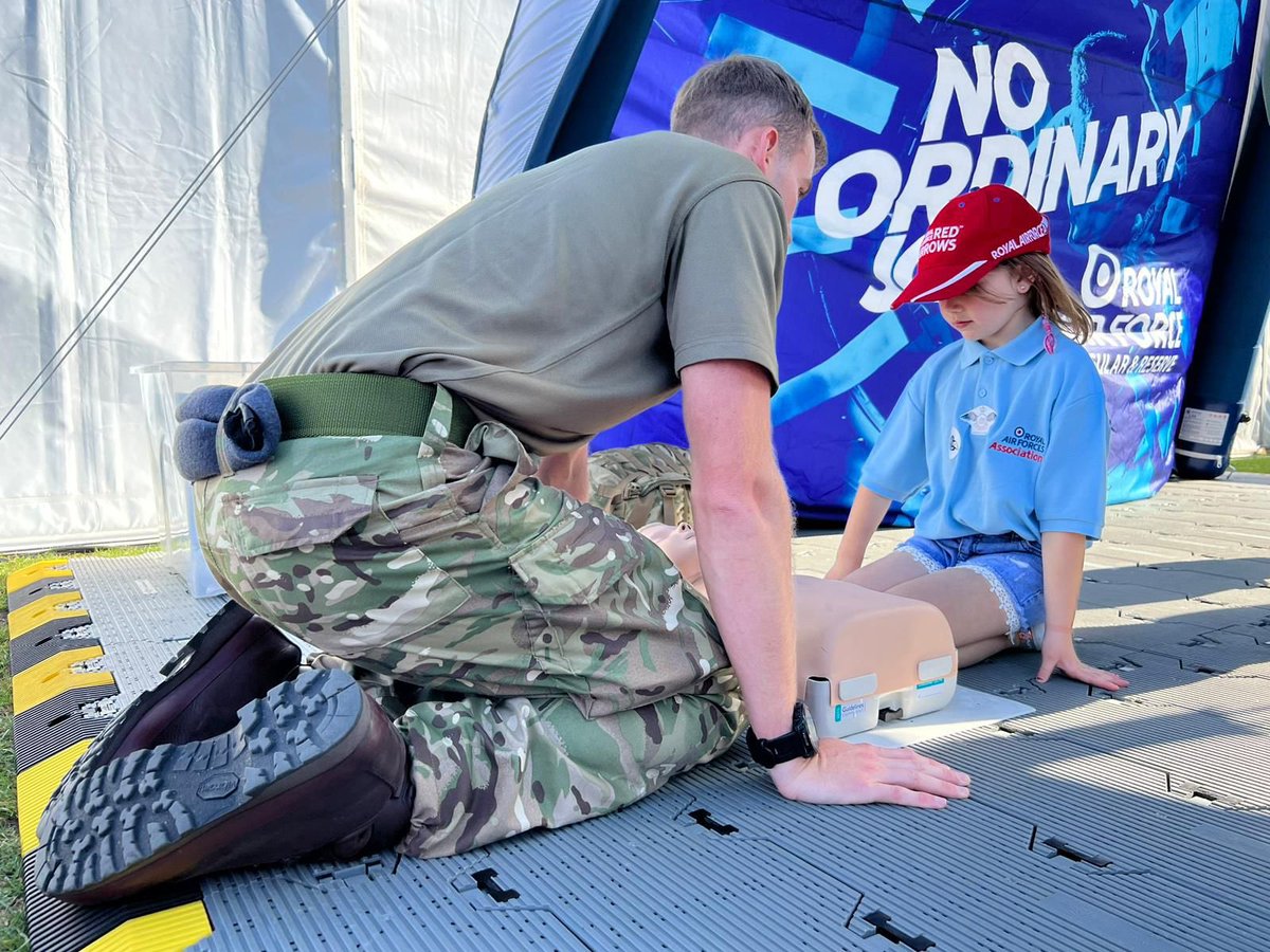 Great to see nurses representing the PMRAFNS @HdRAFMS and @RoyalAirForce at the rain swept Eastbourne Air show. Well done everyone!