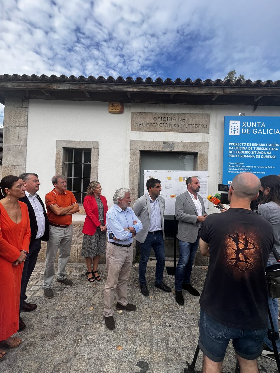 PPCidadeOurense's tweet photo. @anamendezgil representando al Grupo Municipal del #PP #ConcellodeOurense acompañó al director de Turismo de la #XuntadeGalicia, Xosé Merelles. 
Motivo: Licitación e Inicio de rehabilitación #CasaLegoeiro, oficina de Turismo en #Ourense, #PonteRomana #Inorde #DeputacióndeOurense https://t.co/TAz7asOLDg
