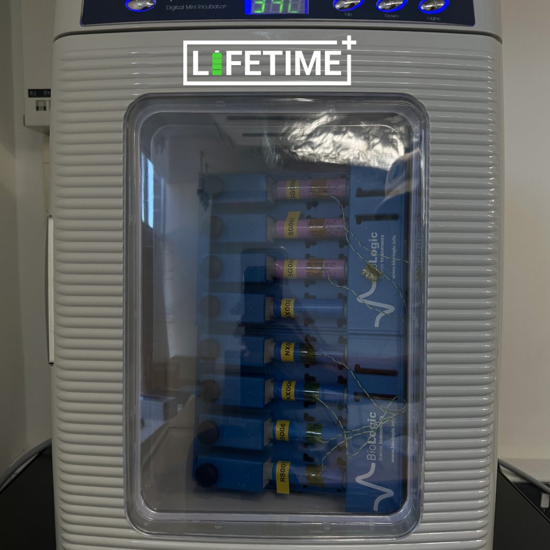 🔥 In order to use our analysis method to assess the state of health of #lithiumion #batteries, we need to create a battery ageing #dataset. Here, we cycle commercially available battery cells within a temperature #incubator to determine how they age.