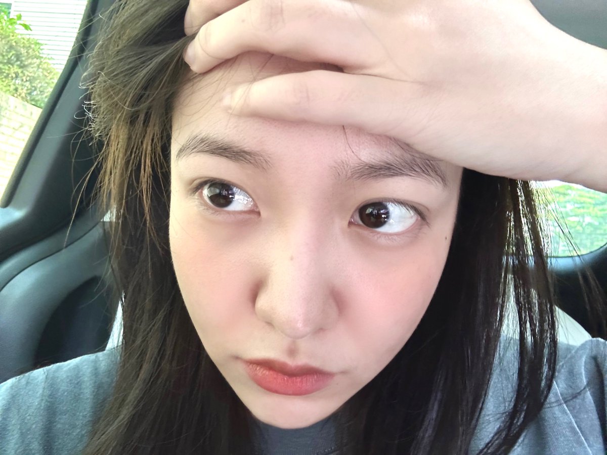 YeriLogs's tweet photo. 🐢💭
230818 — 07.47pm KST

*photo*
“🤒🤧🥱😵😵”
“I took a selca after such a long time…because of luvies…” https://t.co/AgFx212E4n