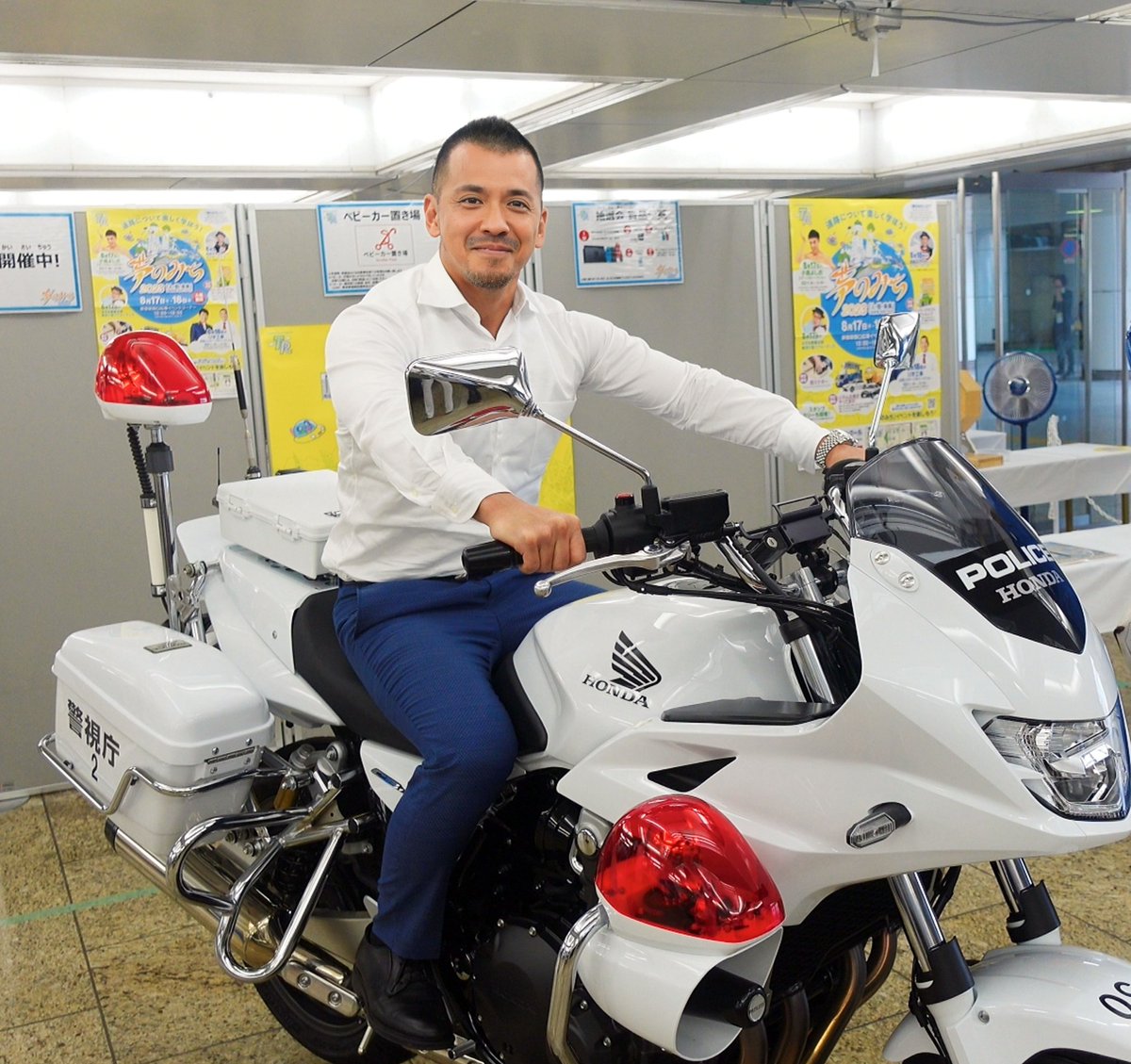 bymsbyms's tweet photo. どけどけぇーい https://t.co/hPnsXHDnwZ