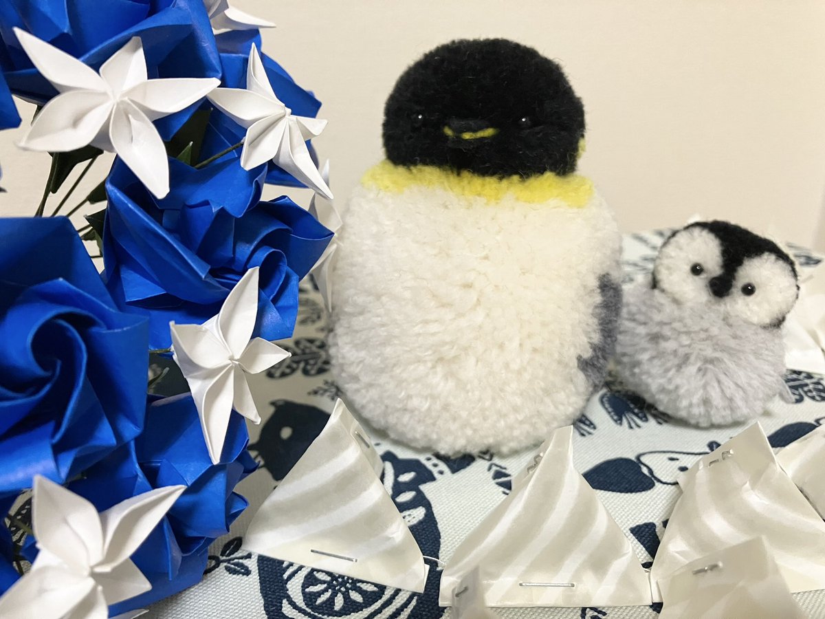 hiinari's tweet photo. 残暑お見舞い申し上げます＾＾

#ぬいぐるみぽんぽん 
#ペンギン親子 
#花折り紙 https://t.co/2a1dr2jzzs