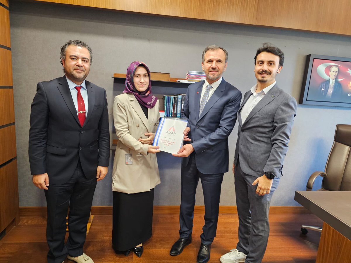 Mesutdogan060's tweet photo. Akademisyenlerin yaşadığı problemlerin çözümü için çalışmalar yürüten Akademik Dayanışma Platformu’ndan Öğr. Gör. Ertürk Tuncer, Öğr. Gör. Halit Ufacık ve Arş. Gör. Sümeyye Erkalan Coşkunsu ile bir araya geldik. 

“Akademi Çözüm Bekliyor” çağrımızdan duydukları memnuniyeti ifade ederek akademisyenlerin talepleri hakkında bizleri detaylı bir şekilde bilgilendirdiler. ADAP üyesi değerli eğitim emekçilerine gerçekleştirdikleri nazik ziyaretleri dolayısıyla teşekkür ediyorum. 

Bu ziyaret vesilesiyle akademi dünyasının biriken sorunlarının ivedi çözüm beklediğini bir kez daha hatırlatmak istiyorum.

#Akademikzam 
@ADAP_2023