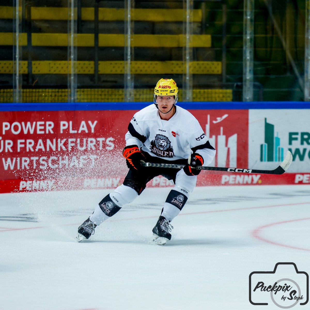 StephvonPuckpix's tweet photo. Eis auf Heiss … kleine Abkühlung gefällig? 
Und auf ins Wochenende @loewenfrankfurt  #bembelhockey #loewenfrankfurt #PennyDEL #DEL #hockey #hockeyplayer #canonsportsphotography #hockeyphotography https://t.co/inJujaI1tS