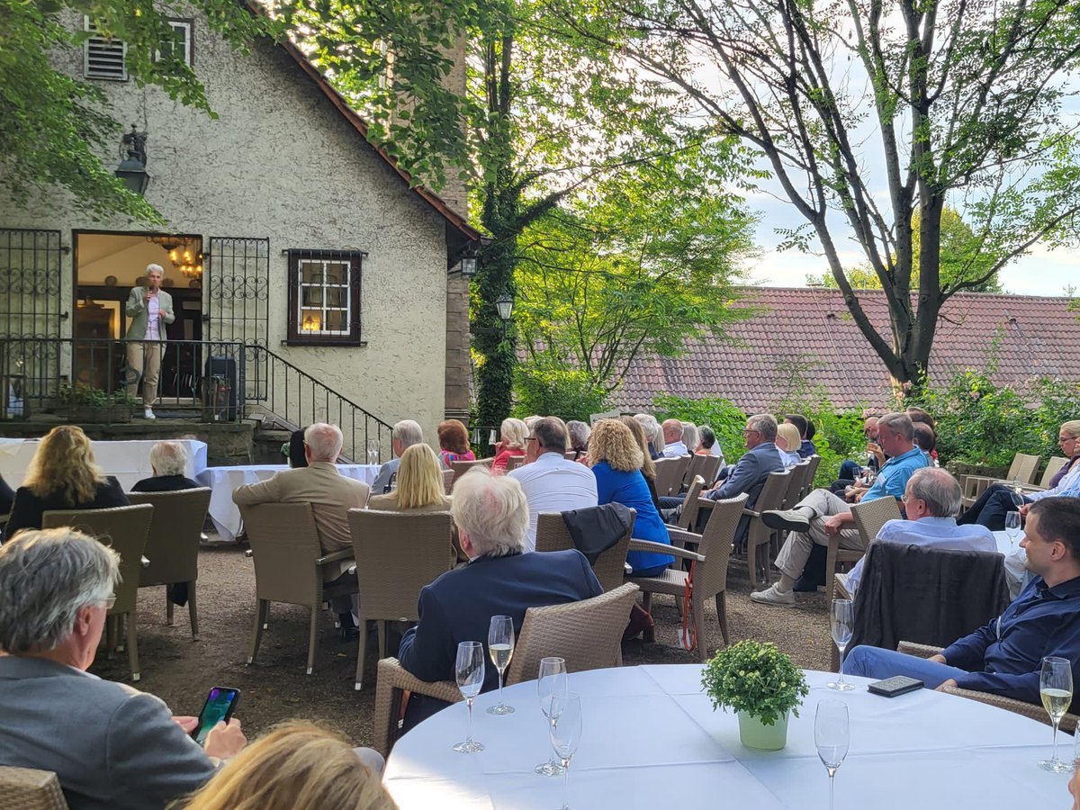 ingkhessen's tweet photo. Die Hessischen #Landtagswahlen stehen an, die natürlich auch für Ingenieure von großer Relevanz sind. Aus diesem Grund war unser Präsident Ingolf Kluge gestern beim Sommerfest der Liberalen Tafelrunde auf dem Hofgut Neuhof in Dreieich mit @MAStrackZi @OStirboeck @hansjoachimotto. https://t.co/cCekpVrFqw