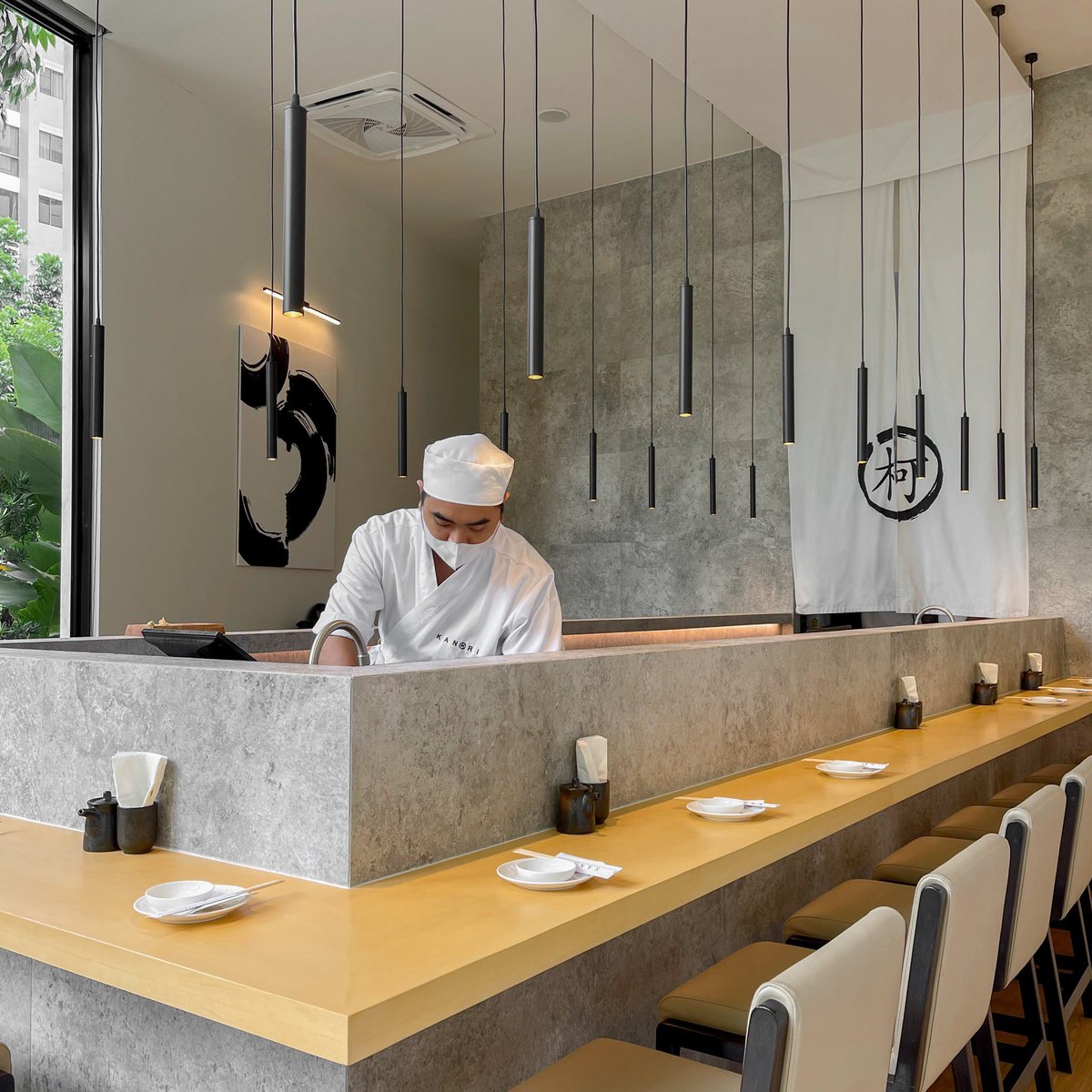 #บาร์ญี่ปุ่นสไตล์HandRollโฮมเมดเปิดใหม่ในพร้อมพงษ์

🫔🏡 กรี้ดด ไม่เคยเห็นร้านสไตล์นี่ในไทยเท่าไหร่เลย “KANORI” ร้านอาหารญี่ปุ่นสไตล์ Hand Roll Bar ค่อนข้างใหม่และไม่คุ้นสำหรับคนไทยมาก ร้านจะเป็นฟีลนั่งทานที่ counter เชฟจะทำสดต่อหน้าแล้วเสริฟคล้ายๆแนว omasake แต่จะ casual กว่า