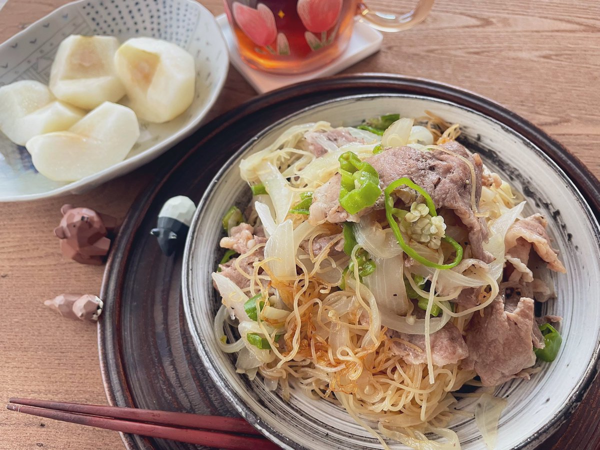 gohanbambo's tweet photo. 白滝ペペロン、焼きビーフン、ナスとピーマン味噌炒め、餃子 https://t.co/shbgc4P48b