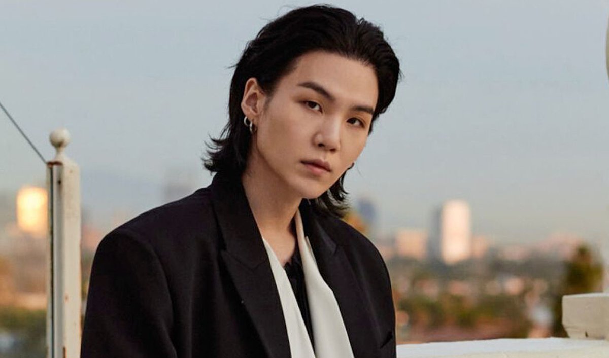 #Jhope joins #Jimin, #jin &amp; #AgustD as the 4th member of BTS to sell 1 million units of an Album! 💪1⃣Ⓜ️💿💰🇰🇷🔥👑👑👑👑💜
#BTS is now the 1st group with multiple members selling over 1 million Album copies! 💪❤️‍🔥 
#JHOPE - Jack In The Box ( Hope Edition) 🆕 
#JIMIN - FACE 
#JIN -