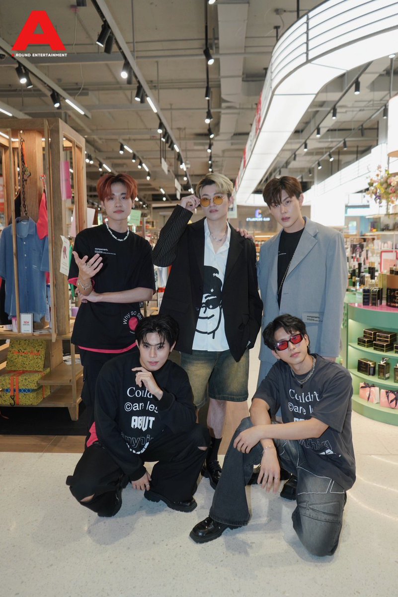 around_ent's tweet image. หนุ่มๆ “Primetime” ในงานเปิดตัว POP-UP STORE แบรนด์ COMPONENT แบรนด์ Thai designer มาแรงที่เหล่าดาราและศิลปินเลือกสวมใส่ ที่มัลติแบรนด์คอนเซ็ปสโตร์ "Comma And" เซ็นทรัลเวิลด์ พร้อมเอ็กซ์คลูซีฟคอลเลคชั่น PRE-FALL 2023 "Why so serious?"

#OhmPrimetime
#Ken2Primetime