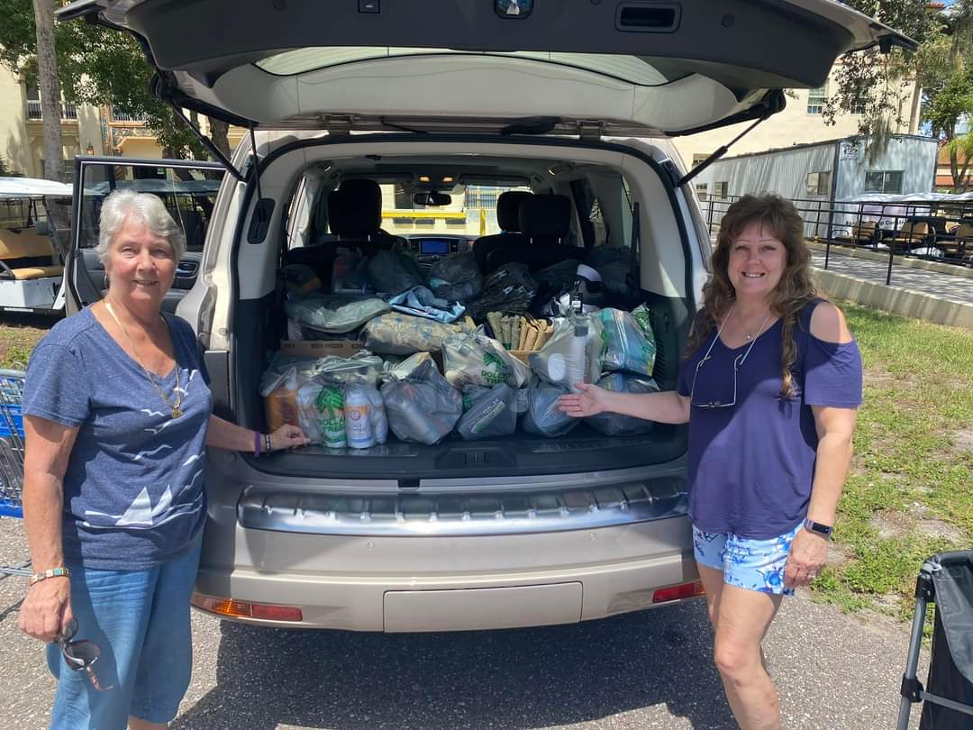 @theamericanlegion Unit 275 Veterans Affairs & Rehabilitation chairmen Suzy & Dee Dee delivering needed supplies (shorts, underwear, shampoo, mouthwash, toothpaste, deodorant, soap) to Bay Pines Veterans Affairs. @ALAforVeterans
#RingYourBell #BellsInService #ProudToBeLegion