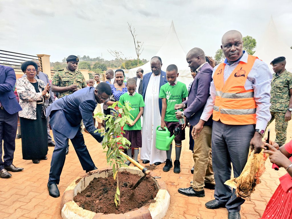 NotifierEMI's tweet photo. #BeNotified Katikiro planting a Sour Soap Tree (kitafeeri) with Little Hands Go Green ambassadors at Makindye Junior School to celebrate their 20 year existence. @LilHandsGoGreen #GreenFestival23 #3rdSept https://t.co/iMKhuGZco3