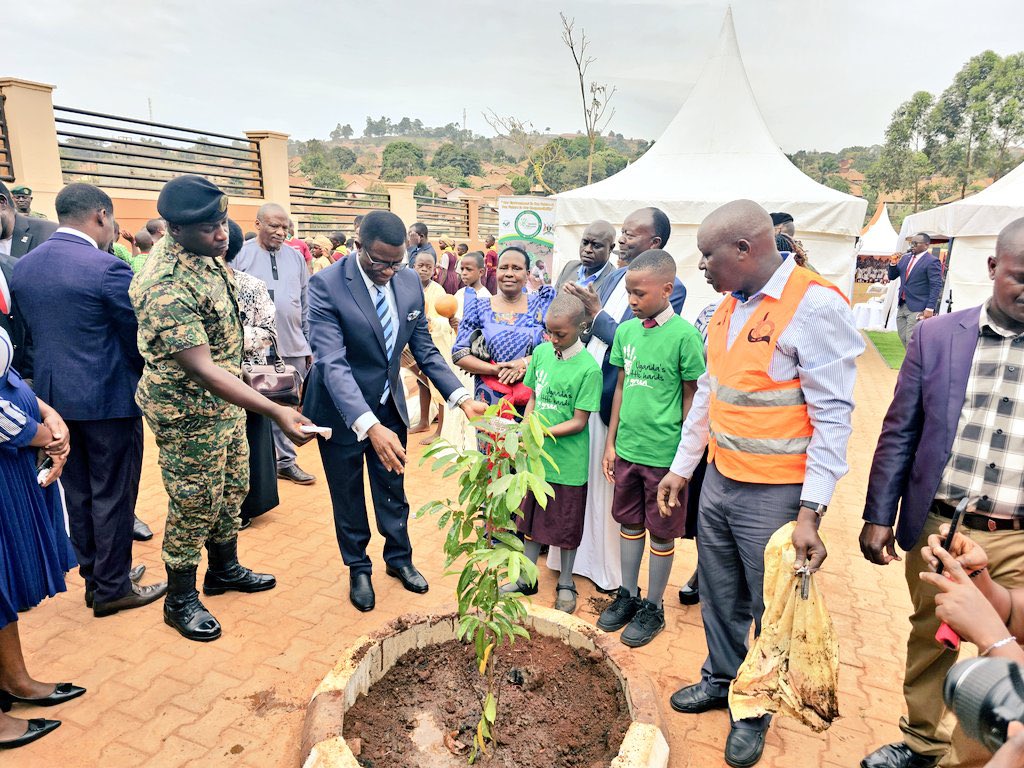 NotifierEMI's tweet photo. #BeNotified Katikiro planting a Sour Soap Tree (kitafeeri) with Little Hands Go Green ambassadors at Makindye Junior School to celebrate their 20 year existence. @LilHandsGoGreen #GreenFestival23 #3rdSept https://t.co/iMKhuGZco3