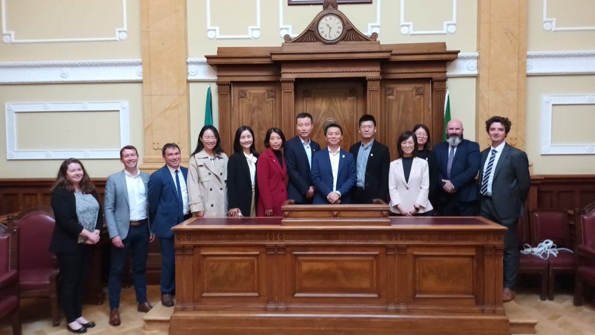 UNESCO Cork Learning Cities coordinator Denis Barrett joins his colleagues in welcoming a delegation of 8 officials to Cork City Hall this morning including Jany Chen the international Education Assoc of Shanghai
#uil #CorkLovesLearning #CorkCelebratesLearning