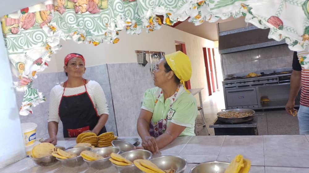 Jueves 17 - 08-2023. REPORTE DE ACTIVIDADES REALIZADAS EN PLAN DE AGOSTO DE ESCUELAS ABIERTAS 2023
CDCE / Parroquia Mendoza
Liceo Dr Regulo Burelli Rivas
*Actividades Recreativas-Cine
Deportivas 
Barberia
Actividades en conjunto con otros Organismos:
Barbero : 01
RICO ALMUERZO