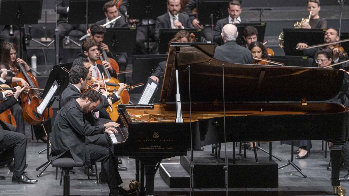 SbgFestival's tweet photo. An evening of the master class: Pianist Igor Levit, conductor Daniel Barenboim and the West-Eastern Divan Orchestra gave an incredibly impressive performance on the stage of the Großes Festspielhaus yesterday🤩

📷 SF/Marco Borrelli https://t.co/GV7rZsrNy7