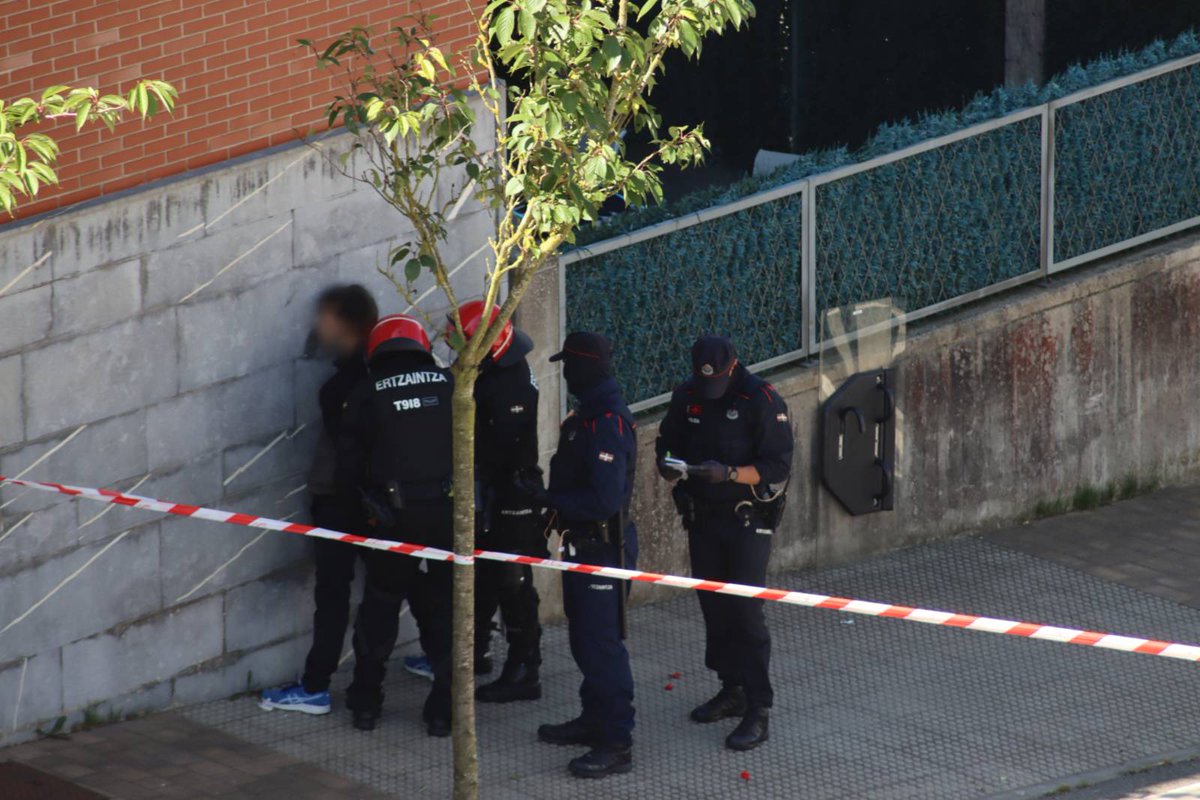 desjabetuon's tweet photo. Duela urtebete @desjabetuonhotela Zentro Sozialistaren desalojoaren harira atxilotutako 2 pertsonen zigor eskaerak iritsi dira dagoeneko: 13 hilabeteko espetxe zigorra eta 3600 eurotako isunak guztira. https://t.co/IKHHFO8jEd