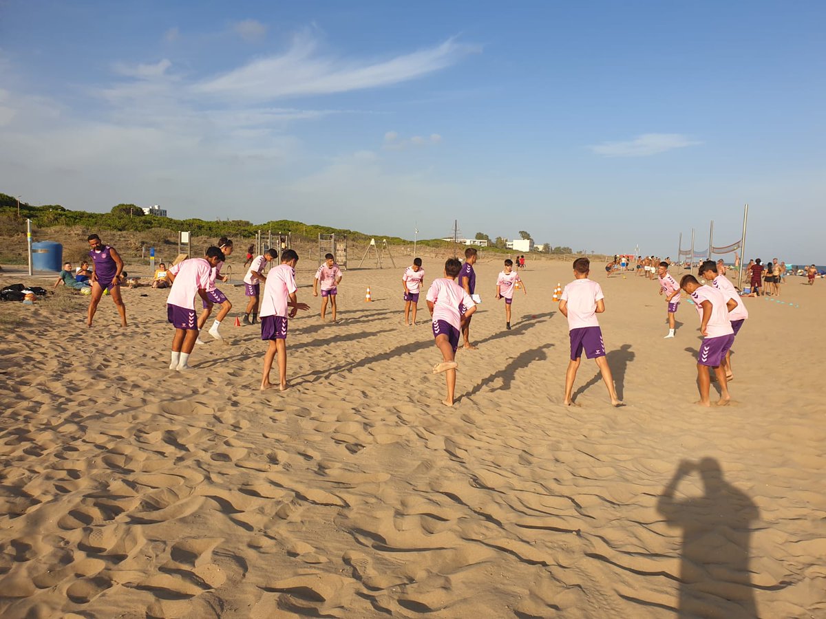 🔛 Inici de pretemporada dels equips Juvenil A i B, Cadet A i B i Infantil A. 

🏋 Primers entrenaments i activitats grupals per donar inici al curs. 

⚽️ Aquest cap de setmana comencen a jugar-se els primers amistosos.

#SomhiHospi #SomFutur⚪️❤️