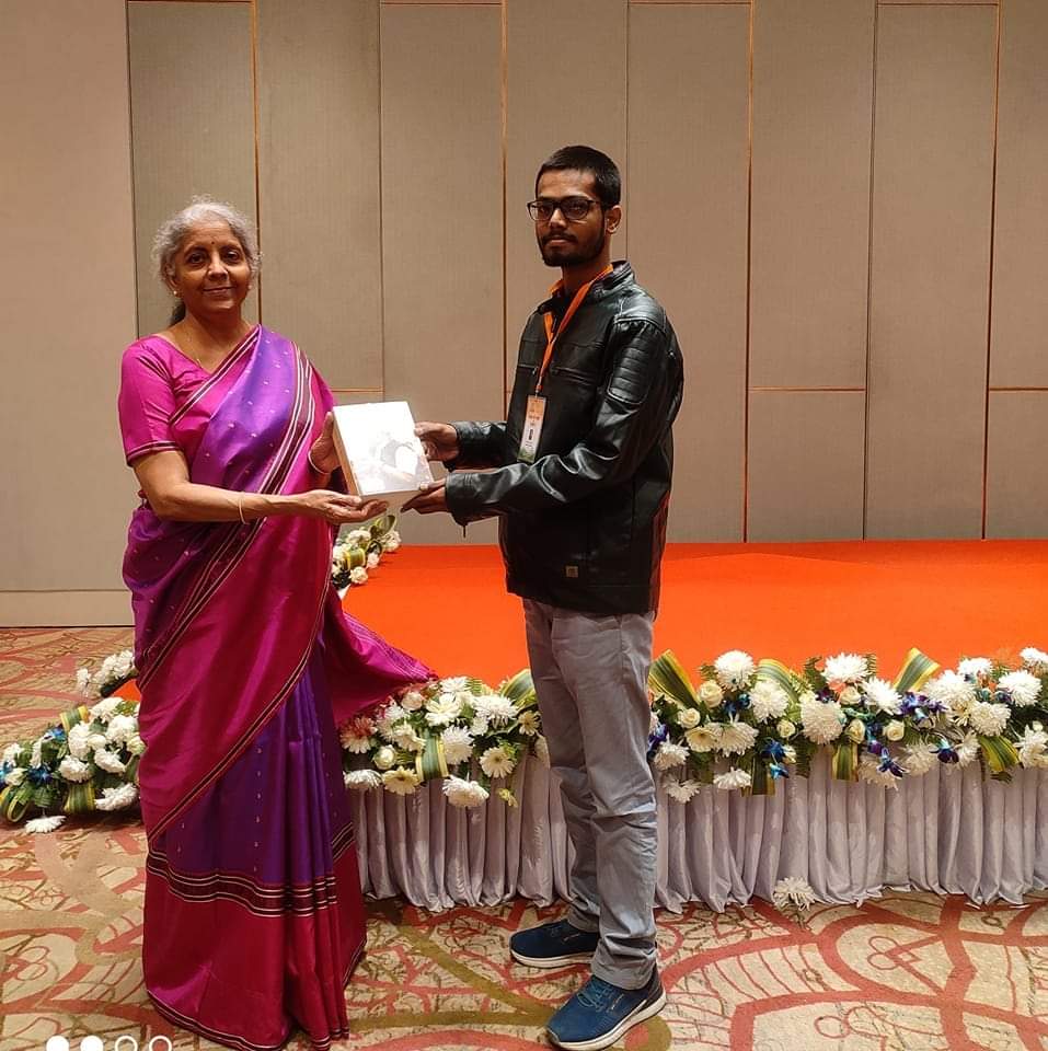 abhijeetrai00's tweet photo. वित्तमंत्री श्रीमती @nsitharaman जी को जन्मदिन पर शुभकामनाएँ। 

आप भारतीय अर्थव्यवस्था को नई ऊंचाइयों पर ले जाने और युवाओं के लिए अवसर सुनिश्चित करने के लिए असाधारण प्रयास कर रही हैं। 

आपके नेतृत्व में भारत विगत 5 वर्षों से दुनिया की सबसे तेज गति से बढ़ती अर्थव्यवस्था बना है। https://t.co/Tb3dPUCcqN