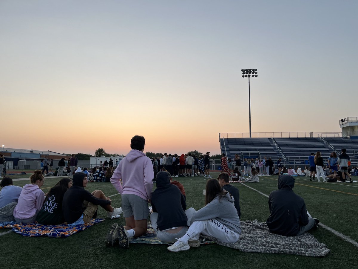 FrankMirandola's tweet photo. The @KnightsofPHS Class of 2024 came out big for “Senior Sunrise” to celebrate their first Friday of senior year. #1Prospect is going to be an electric day for #EveryKnight
@District214 https://t.co/amd0fVb8tu