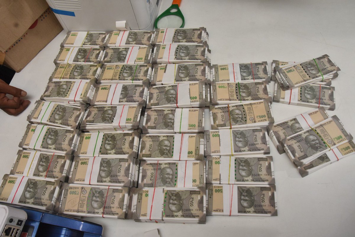 chennaipolice_'s tweet photo. Two men were caught red-handed while trying to use counterfeit 500 rupee notes at a vegetable shop in Nungambakkam. The police seized fake notes worth Rs.45.2 lakhs and machines used to print and cut them.
#Counterfeitcurrency
@SandeepRRathore https://t.co/eWefxapvBV