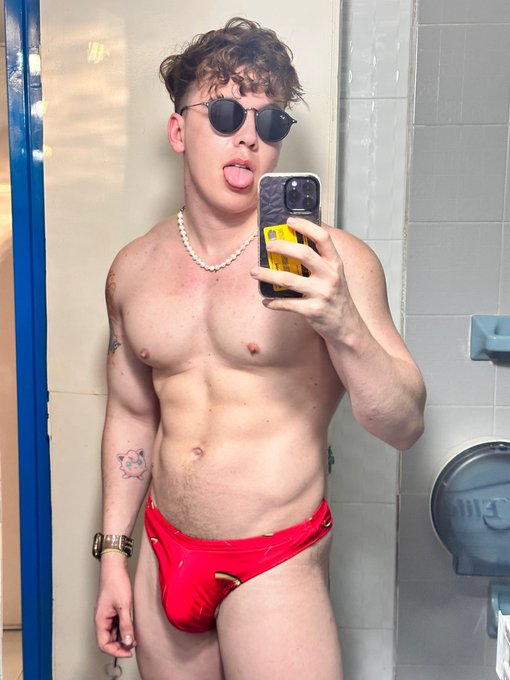 Día de piscina. https://t.co/OoWZzXaeVC