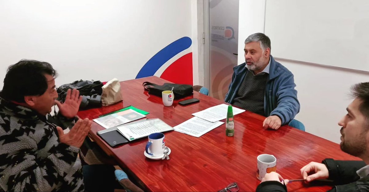 CdnLinares's tweet photo. Los temas legales también son importantes para nuestros clientes y por ello en esta jornada el Coordinador de la Clínica Jurídica de la UST Talca, Rodrigo Medina y nuestro asesor, Ariel Domínguez, orientaron a don Juan Muñoz de la Sociedad Apícola Verkruisen. @SantoTomas_ST https://t.co/jSqT1rJMwo