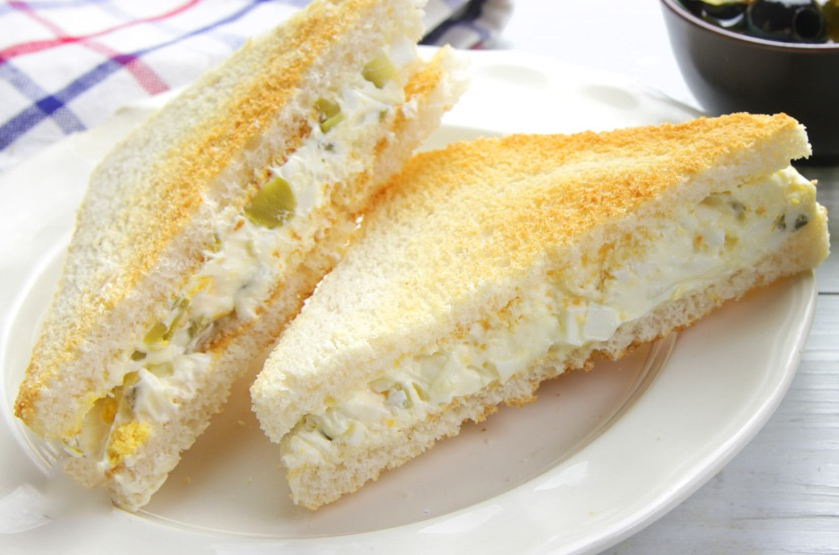 Hay muchos padres que verían muy insano que su hijo comiese a diario hamburguesa en McDonald´s, pero que, sin embargo, no ven mucho problema en darle a diario cosas como sandwich de pan Bimbo con embutido de pavo Campofrío, mahonesa Calvé, etc, que no es mejor.

Urge informarles.