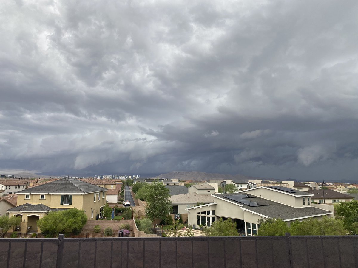 kamerone01's tweet photo. Severe warned storm approaching west side of valley. #vegaswx @NWSVegas https://t.co/3irzyviq9L