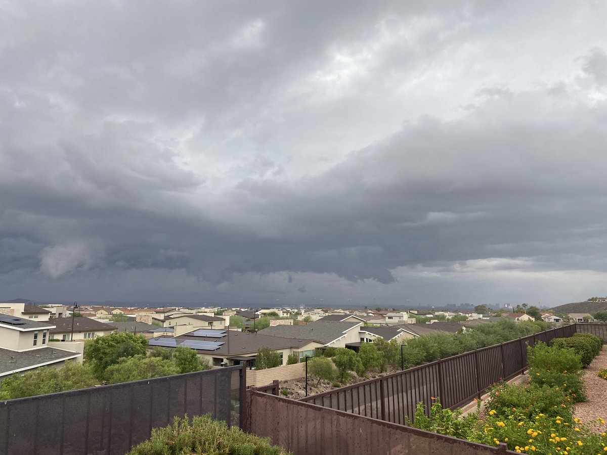 kamerone01's tweet photo. Severe warned storm approaching west side of valley. #vegaswx @NWSVegas https://t.co/3irzyviq9L