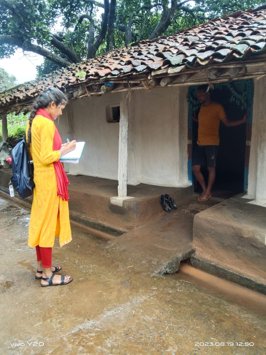 Chif minister jan seva mitra manisha devi gram panchayat salhro me dor too dor jakar botar I'd ki jankari dete huye