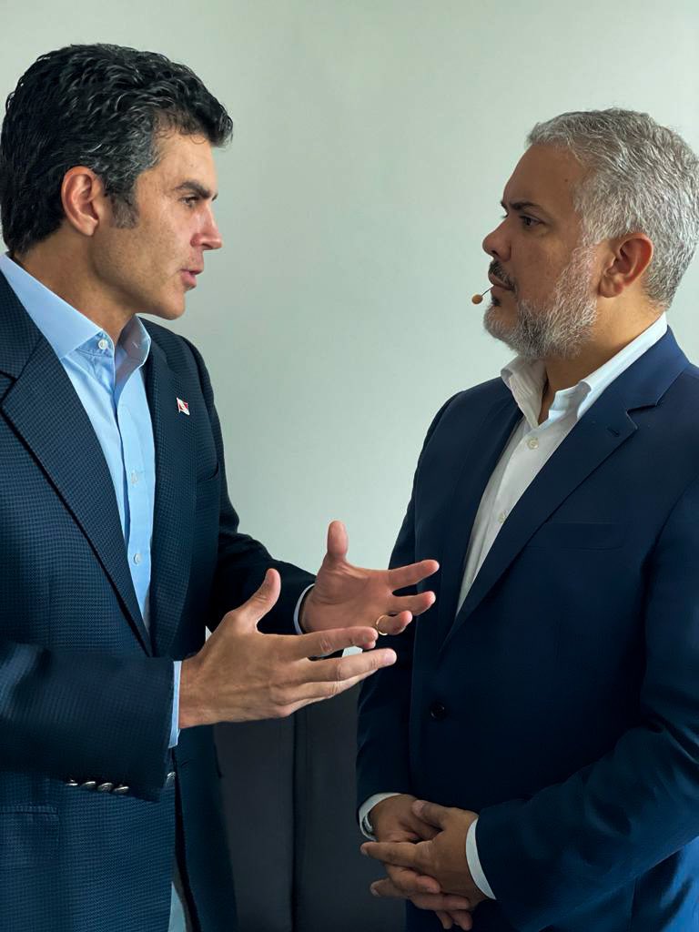 IvanDuque's tweet photo. Quiero extenderle mis felicitaciones al gobernador @helderbarbalho del Estado brasileño de Pará, quien está trabajando en la reforestación de la Amazonía, la conservación de las áreas protegidas y los empleos verdes para la región. 

El reto que tenemos en común, es el de estructurar una nueva economía con los productos Amazónicos, el pago por servicios ambientales y otras iniciativas que ayuden a la conservación del bioma amazónico