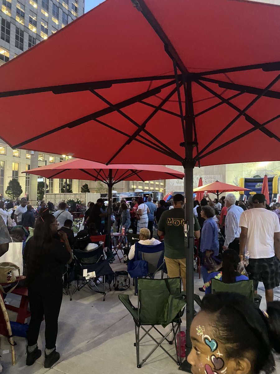 DETROITrightnow's tweet photo. Downtown Detroit hustle lessons, food truck and family. Enjoy your weekend 😊 https://t.co/skX3T3sDMc