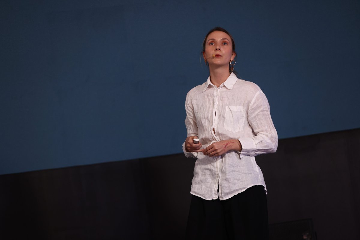 En la última parte de nuestro tercer panel, Julia Shumishyna, directora de IKONIA Group, habló sobre la descentralización en la educación y cómo la tecnología puede impactarla. 

"La educación a menudo se centra en pasar exámenes en lugar de desarrollar habilidades reales".