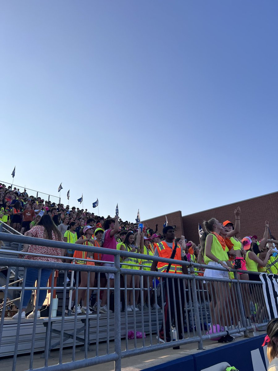 loridrapp's tweet photo. Enjoying @FlowerMoundHS Friday Night Lights!  @LewisvilleISD #RappontheRoad https://t.co/ghf7HrdHqI