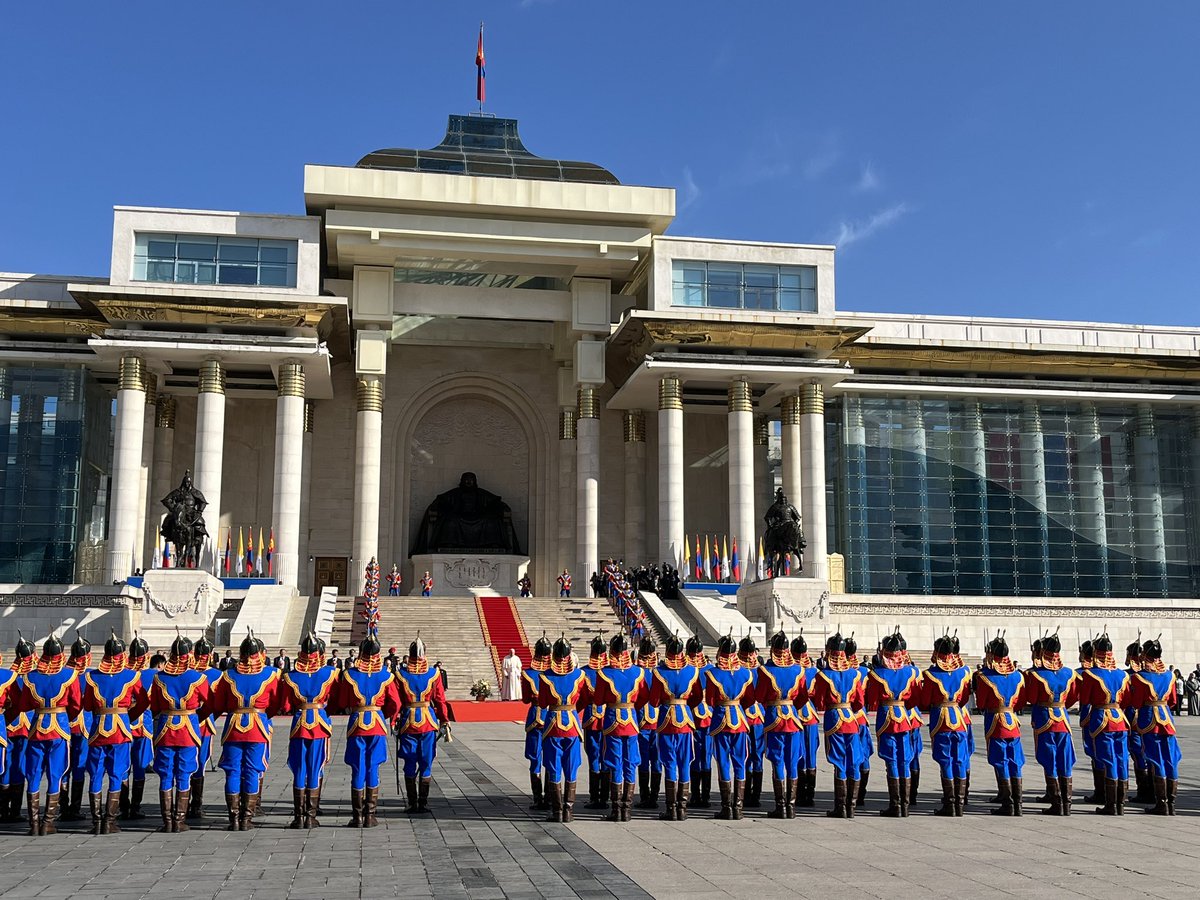 Pope Francis has arrived at Mongolia’s Sukhbaatar Square!🇻🇦 🇲🇳 #PopeInMongolia