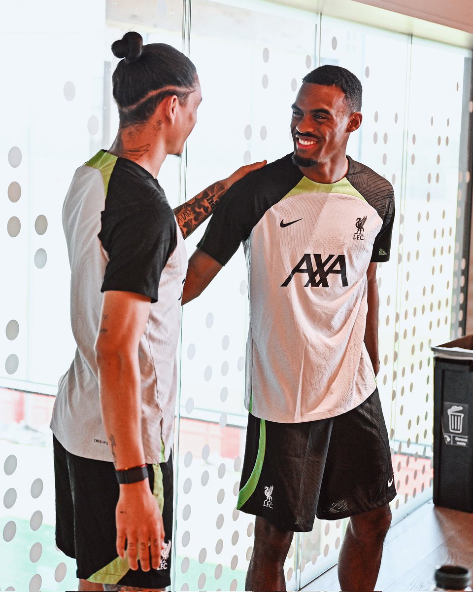 Luar biasa memang attitude Ryan Gravenberch, baru aja gabung dan langsung sowan ke Ketua Pemain Cadangan Liverpool 👏🔴