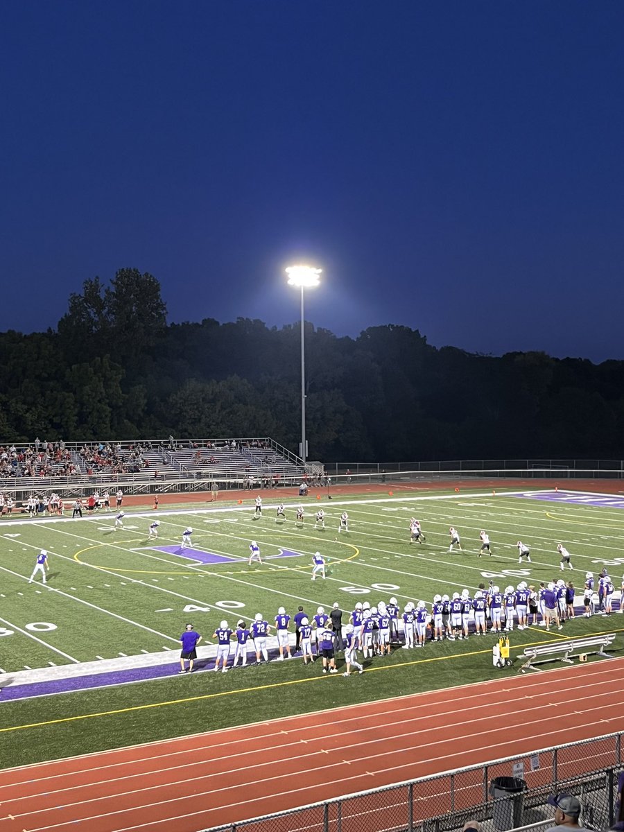 Nikki_Hooker917's tweet image. Football Friday night, it’s football Friday night!! 💜🤍

Our team was much better when I was in school but always fun to go support the home team. #chieftainnation #loganchieftains #cheerthewhiteandpurple #hailloganhigh