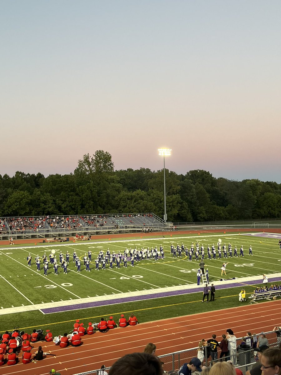 Nikki_Hooker917's tweet image. Football Friday night, it’s football Friday night!! 💜🤍

Our team was much better when I was in school but always fun to go support the home team. #chieftainnation #loganchieftains #cheerthewhiteandpurple #hailloganhigh