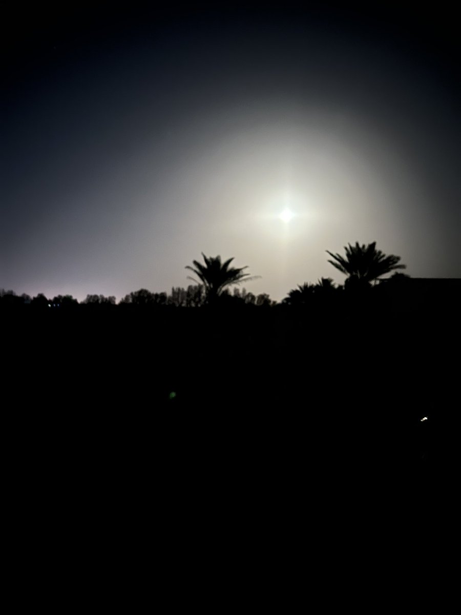 #قمر_الليله
 قمرا ..وخاطري حيل رايق..
والشوق صوبك..لاحشى ماتعداك..