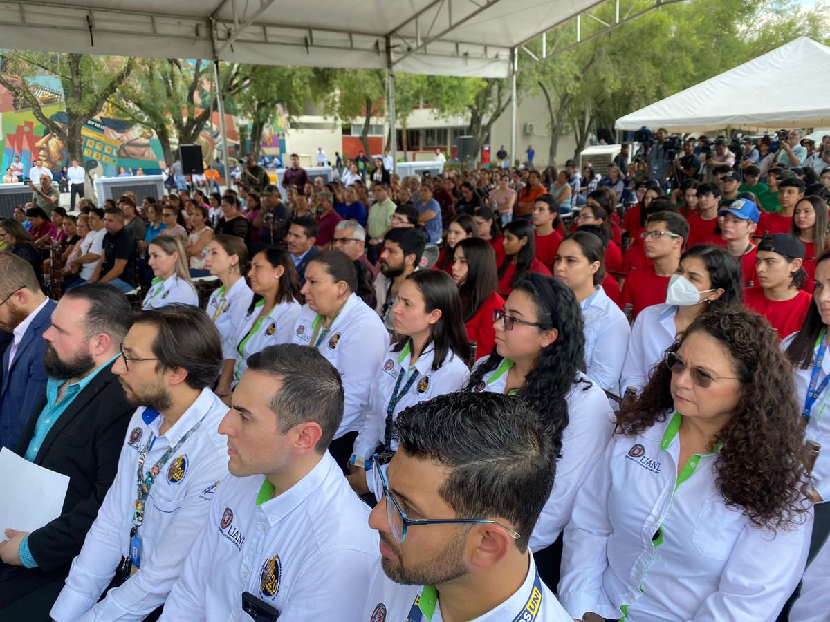 𝗔𝗿𝗿𝗮𝗻𝗰𝗮 𝗰𝗼𝗻𝘀𝘁𝗿𝘂𝗰𝗰𝗶𝗼́𝗻 𝗱𝗲 𝗨𝗻𝗶𝗱𝗮𝗱 𝗔𝗰𝗮𝗱𝗲́𝗺𝗶𝗰𝗮 𝗦𝗮𝗻𝘁𝗶𝗮𝗴𝗼

La Unidad Académica Santiago arrancó obras hoy con nuestro rector Santos Guzmán, el coordinador de la #Prepa20, Mario Díaz, y el alcalde del municipio, David de la Peña.