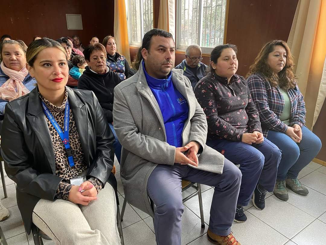 vocerianuble's tweet photo. La Seremi @AndradeVaale
llegó  hasta 📍 #Bulnes para participar del cierre del #FFOIP   “Capacitar a vecinos para enfrentar emergencias médicas de primeros auxilios en el barrio”, instancia en la que los beneficiados recibieron cada uno un completo botiquín para su hogar 🚐 👏🏽🏡 https://t.co/OWzOVIl4gz