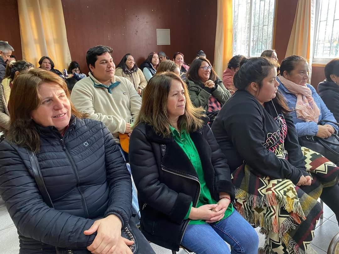 vocerianuble's tweet photo. La Seremi @AndradeVaale
llegó  hasta 📍 #Bulnes para participar del cierre del #FFOIP   “Capacitar a vecinos para enfrentar emergencias médicas de primeros auxilios en el barrio”, instancia en la que los beneficiados recibieron cada uno un completo botiquín para su hogar 🚐 👏🏽🏡 https://t.co/OWzOVIl4gz