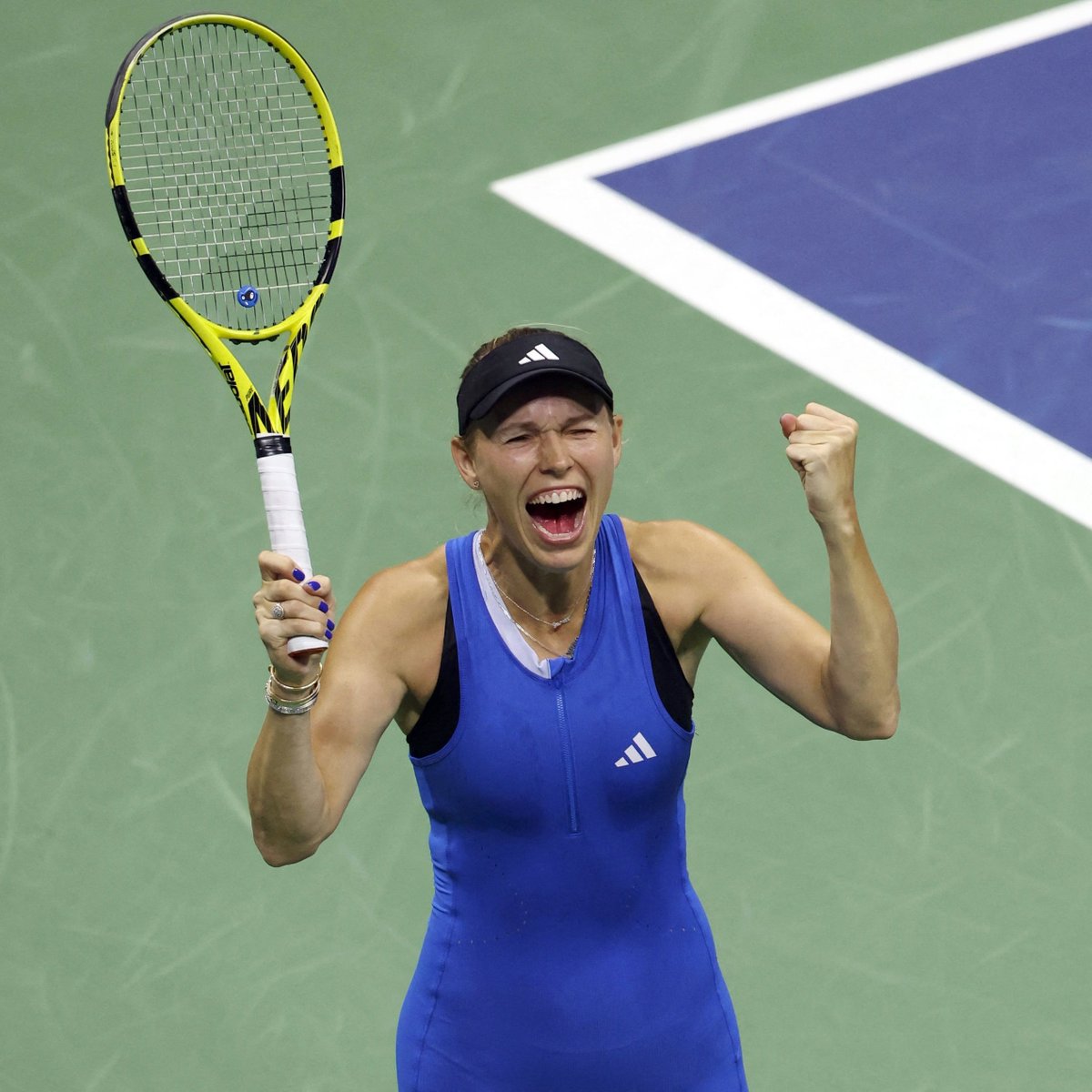 ✅ WOZNIACKI remporte le duel des revenantes contre Brady !

Menée 6-4 2-0, l'ancienne n° 1 mondiale a remporté 12 des 14 jeux suivants pour s'imposer 4-6 6-3 6-1 au 3e tour de l'US Open.

La Danoise va jouer son premier huitième de finale en Grand Chelem depuis Roland 2018.