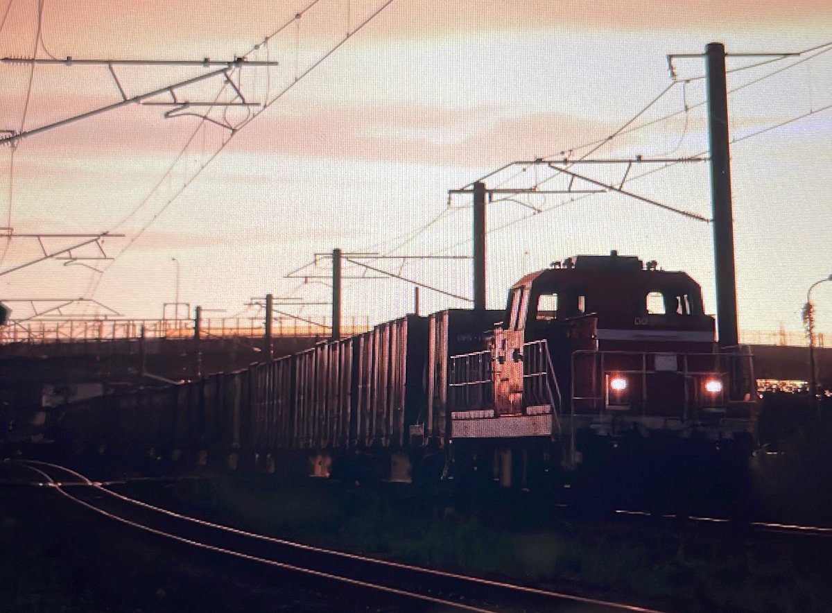 takkin_engine_d's tweet photo. 2083レはDD200-2+コキにて運用されています🫡
DD200が本線運用されているのを初めて見ました^_^
新鮮ですなぁ、あえて朝焼けも良き😆
#2083レ
#DD2002
#貨物運用 https://t.co/wf70Hig0x1