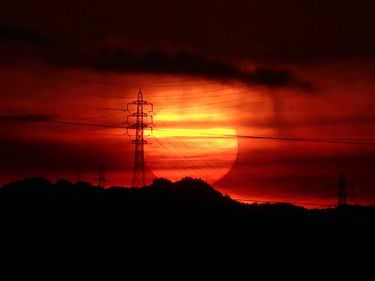 heshinseiya's tweet image. 日の出 5:46と5:47、太陽の位置1分でかなり違う…
スマホのデジタルズーム(42.2倍)で手持ち撮影 
#イマソラ #S22ultra #Galaxy