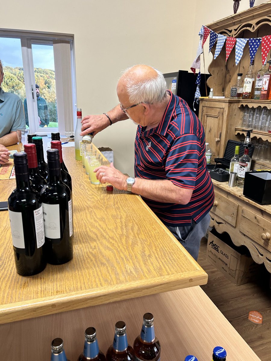 Fradswell's tweet photo. Great September Bar night in #Fradswell! Freshly cooked #burgers, fabulous cocktails and #FridayFeeling all round!
#community #Village #villagehalls #FridayFizz https://t.co/dd0g2dQiXB
