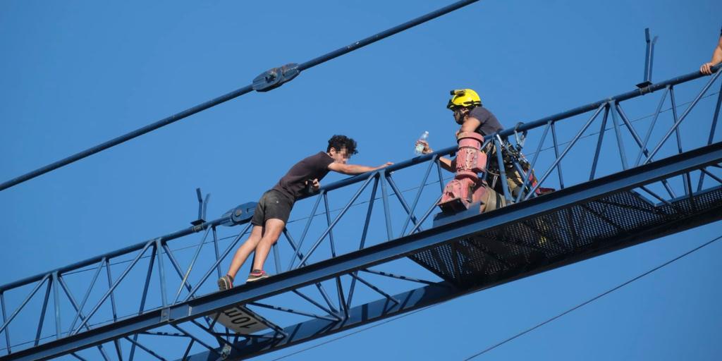 bomberos112com's tweet photo. Los bomberos rescatan al joven que amenazaba con tirarse de una grúa en la avenida de ...: Los bomberos ha rescatado al joven que subido a una grúa a unos 30 metros de altura amenazaba con saltar al vacío. Después de unas tres horas ... Bomberos112 https://t.co/xlBEeLhc0L https://t.co/riWB5wy1Xy
