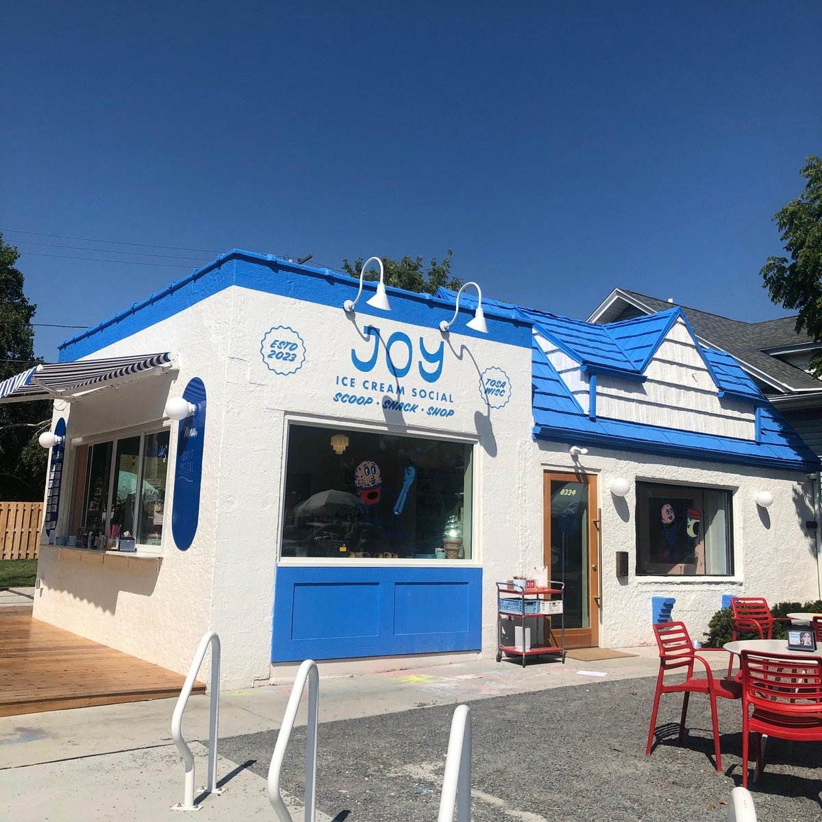 CommunityBldrs's tweet photo. Feeling inspired by this transformation (which has nothing to do with us): in a WI town, a vacant gas station found a new life as an ice cream shop.

Since opening this summer, Joy Ice Cream Social has very quickly become a bright spot (literally) and hub within the community. https://t.co/Tjyyp5Kw2k