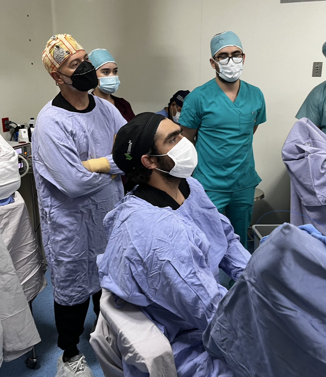 RomanCarvajal's tweet photo. En el viernes de #HoLEPs el fellow @marcial_orozco ya se luce, y dice @drgastonochoa que tmb en #laparoscopia 
@drglezb @IvanMichelM 
Ahí va, y solo van 6 meses, bien por el excelente equipo de entrenamiento 🏋️‍♀️ https://t.co/s6cmYE9401